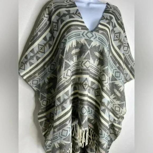 Free People Be The One Fringe Lightweight Aztec Print Poncho Size OS - Picture 2 of 6